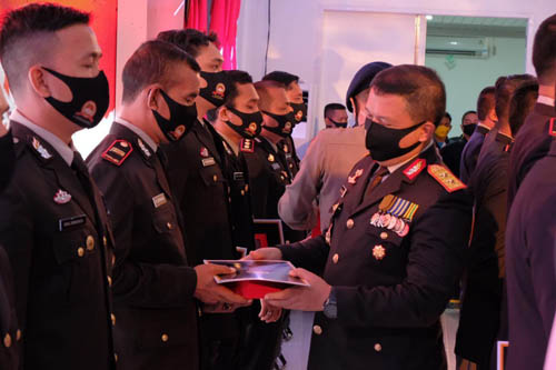 Polisi Berprestasi dan Polisi Teladan Terima Penghargaan Kapolda Riau